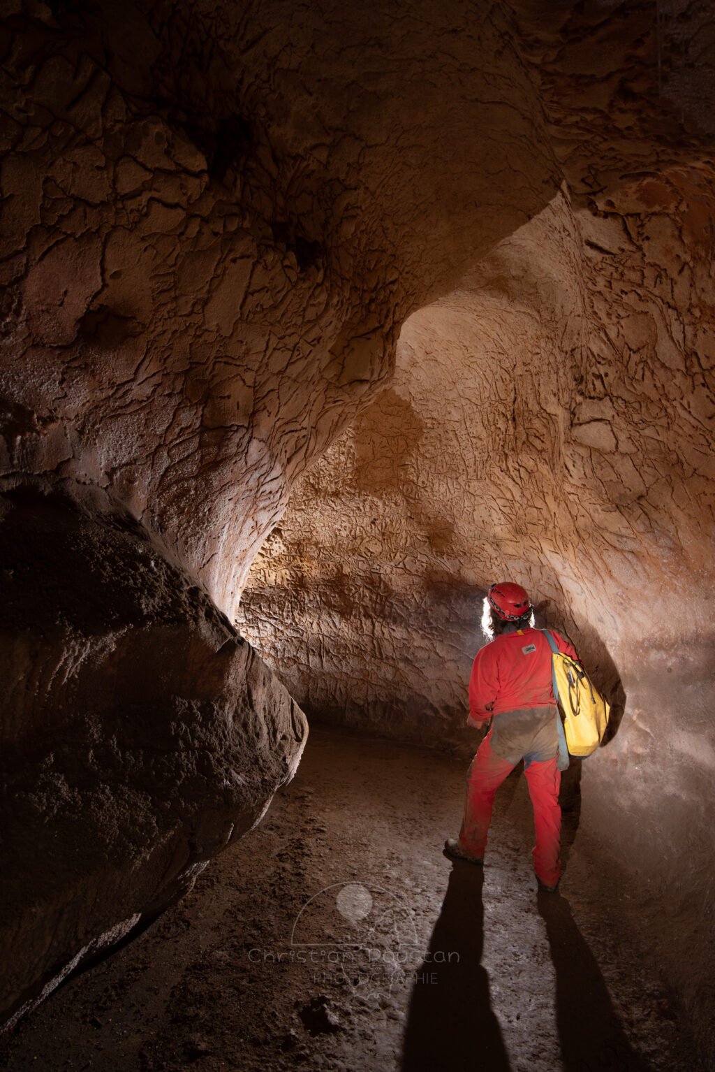 La texture des parois est étonnante. (Grotte du Barrage, Gard)