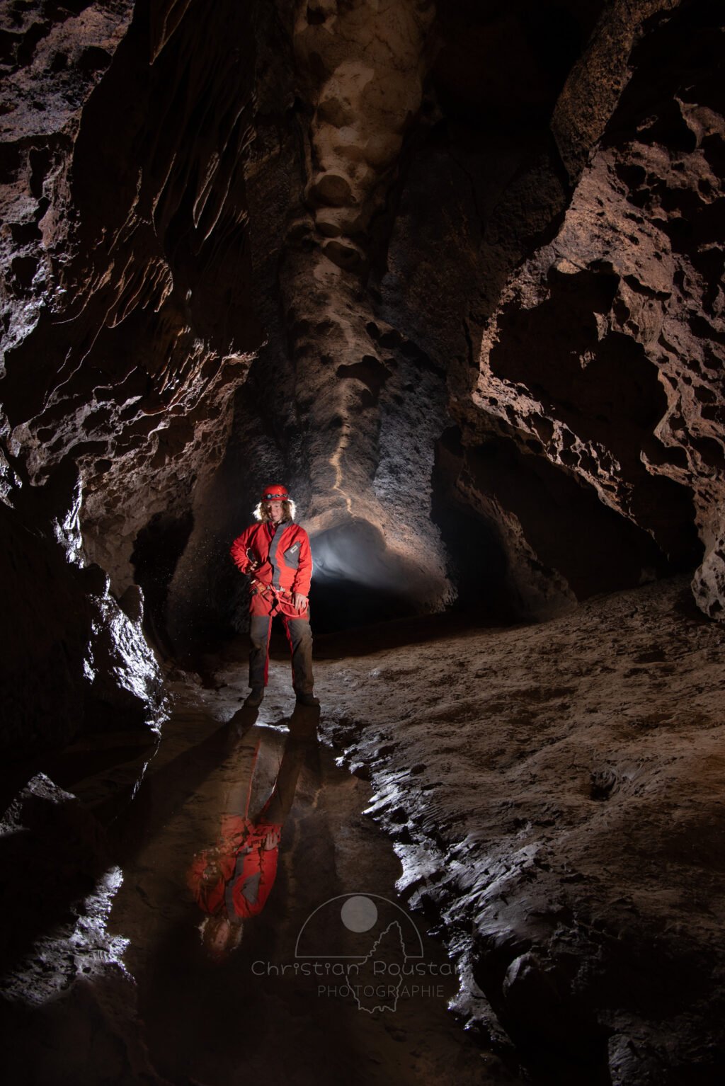 Reflets dans une flaque d'eau et chenal de voûte. (Grotte du Barrage, Gard)