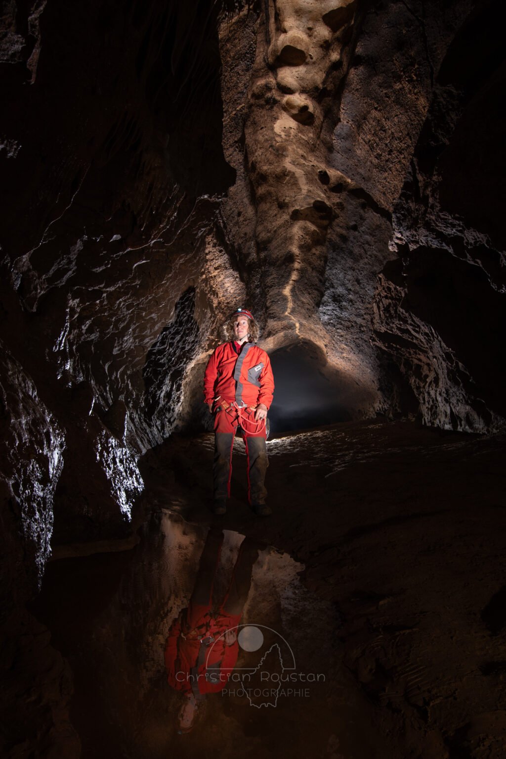 Reflets dans une flaque d'eau et chenal de voûte. (Grotte du Barrage, Gard)