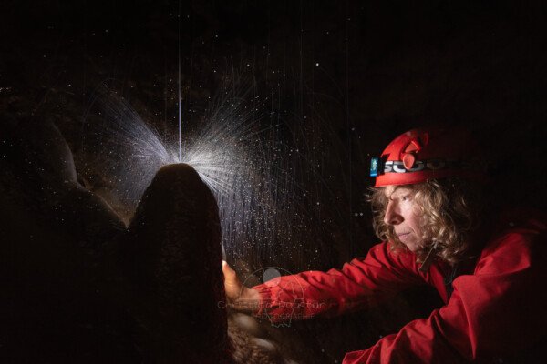 Filet d'eau éclatant sur une stalagmite (Éclair de flash et pose longue) . (Grotte du Barrage, Gard)