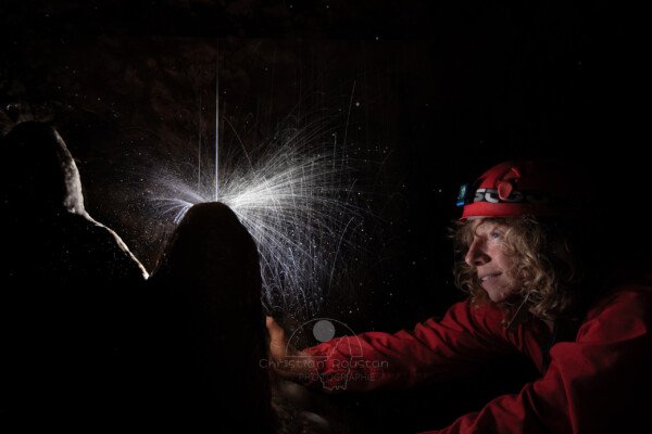 Filet d'eau éclatant sur une stalagmite (Éclair de flash et pose longue). (Grotte du Barrage, Gard)