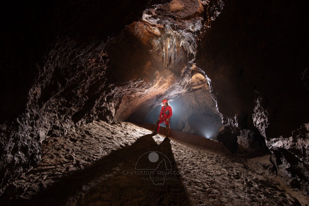 Quelques rares concrétions avec des traces de niveau d'eau. (Grotte du Barrage, Gard)