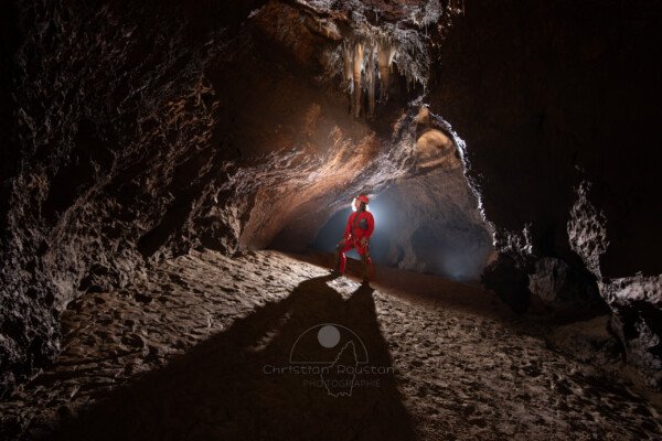 Quelques rares concrétions avec des traces de niveau d'eau. (Grotte du Barrage, Gard)
