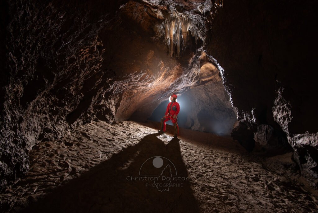 Quelques rares concrétions avec des traces de niveau d'eau. (Grotte du Barrage, Gard)