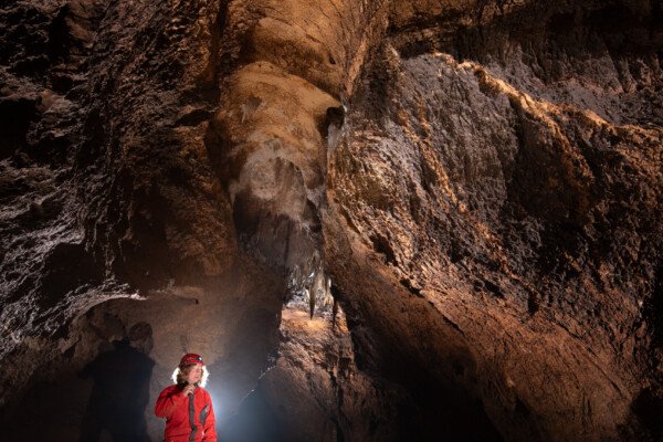 Grande galerie avec chenal de voûte. (Grotte du Barrage, Gard)