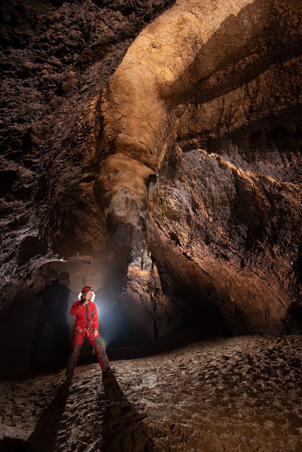 Grande galerie avec chenal de voûte. (Grotte du Barrage, Gard)