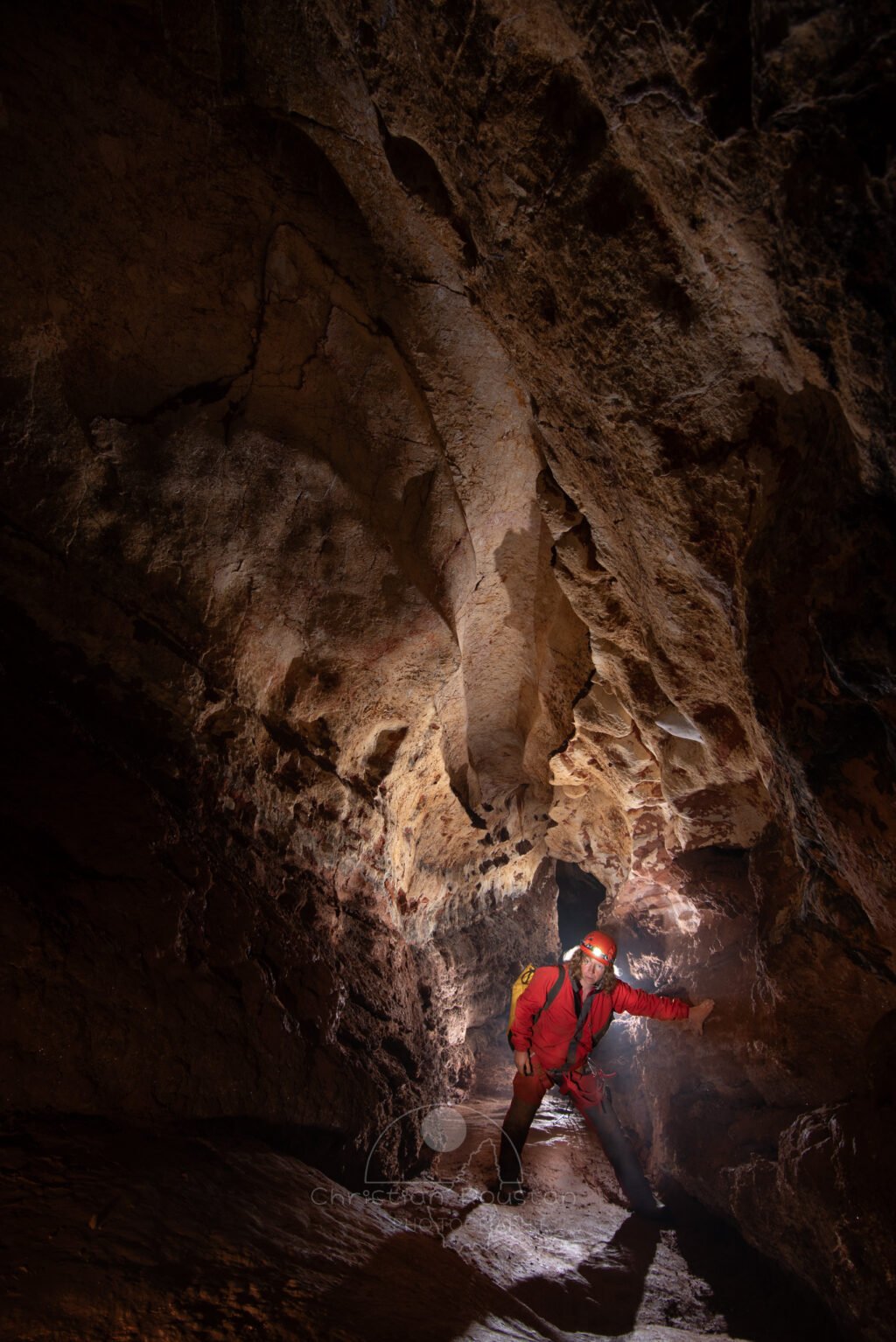 Galerie montante avec son chenal de voûte. (Grotte du Barrage, Gard)