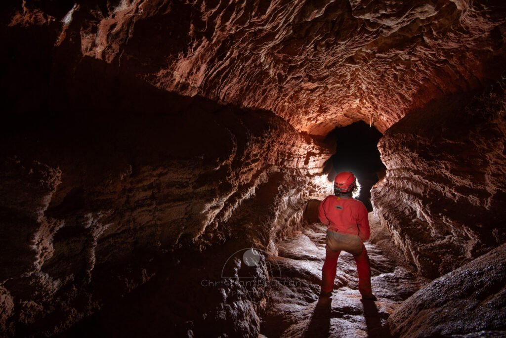 Galerie descendante avec de nombreux toboggans. (Grotte du Barrage, Gard)