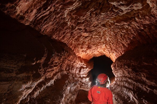 Galerie descendante avec de nombreux toboggans. (Grotte du Barrage, Gard)