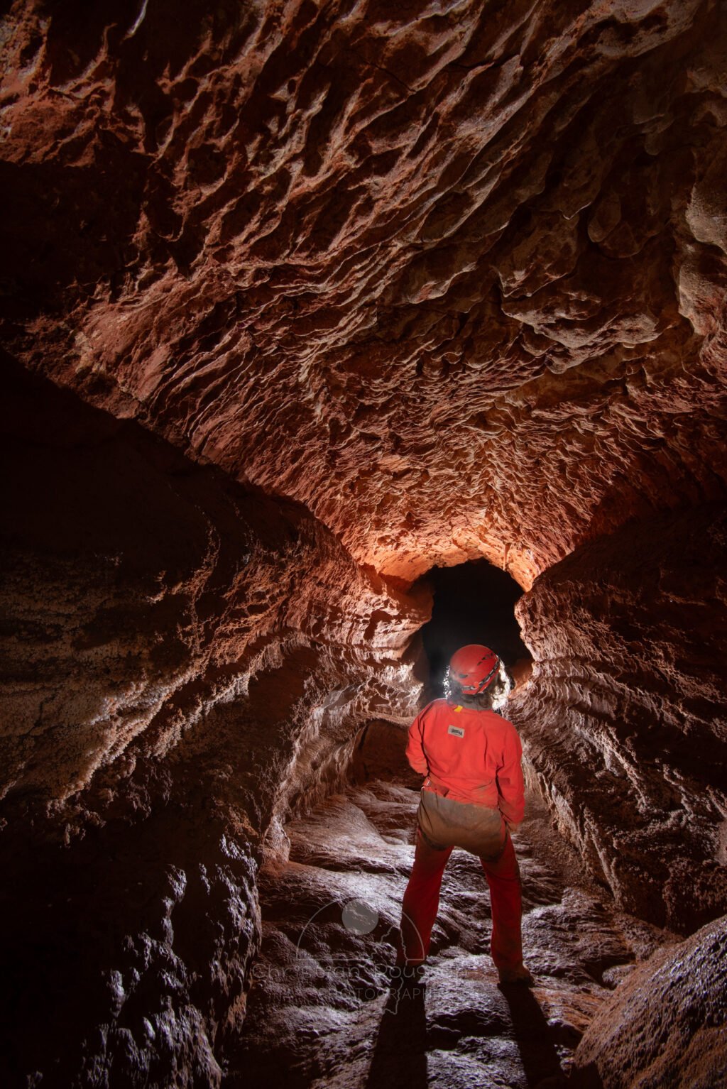 Galerie descendante avec de nombreux toboggans. (Grotte du Barrage, Gard)