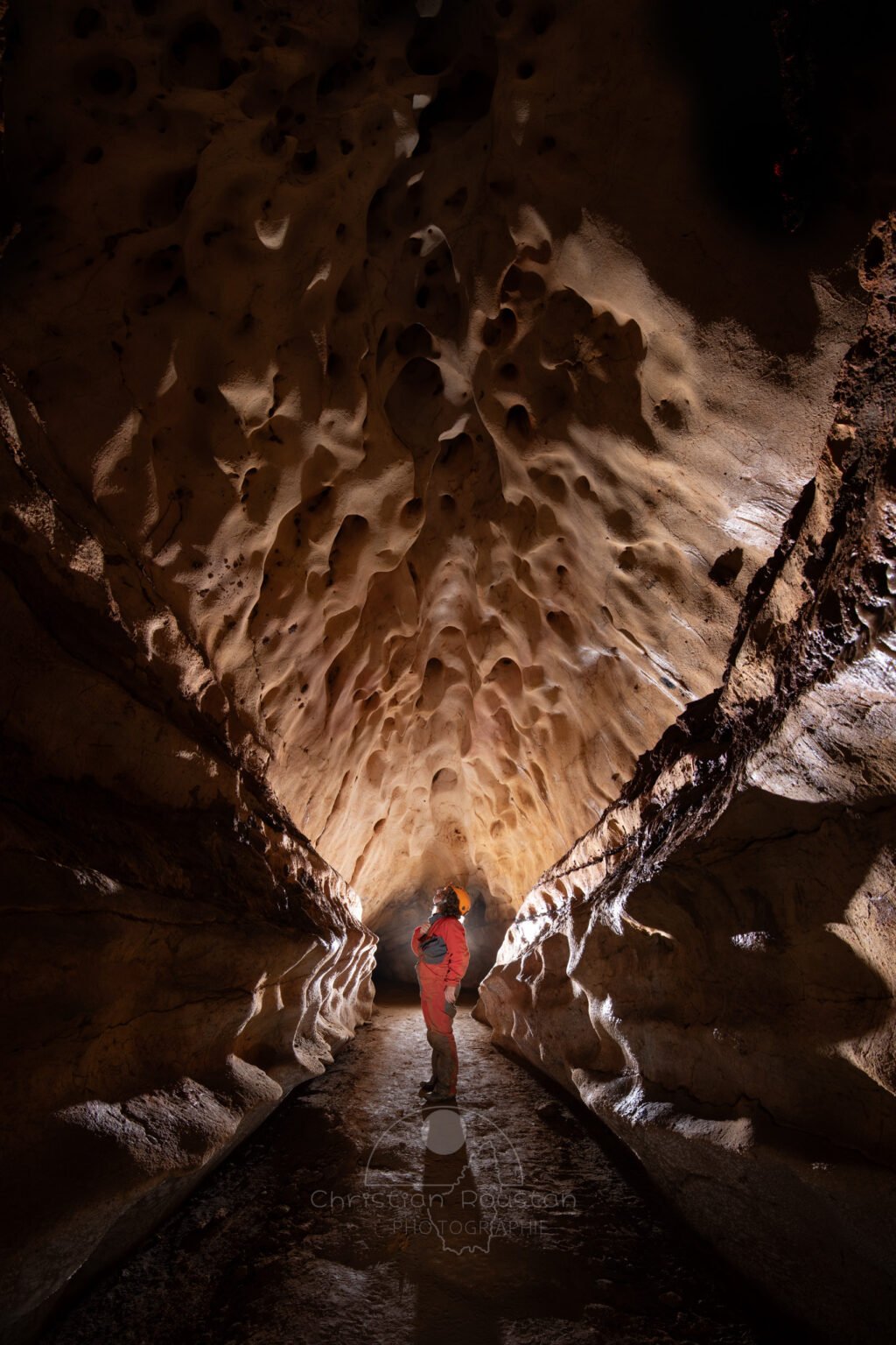 Le superbe plafond avant de rejoindre la galerie des rotondes. (Grotte du Barrage, Gard)