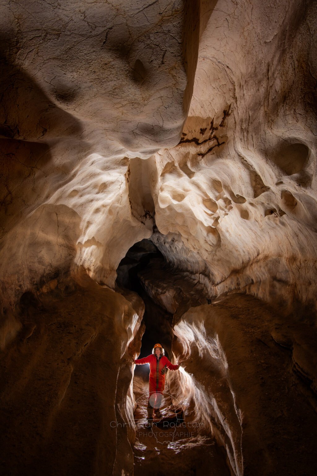 Galerie haute en méandre. (Grotte du Barrage, Gard)