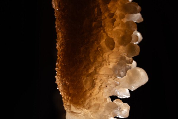 Stalactite recouverte de cristaux. (Spéléothème)