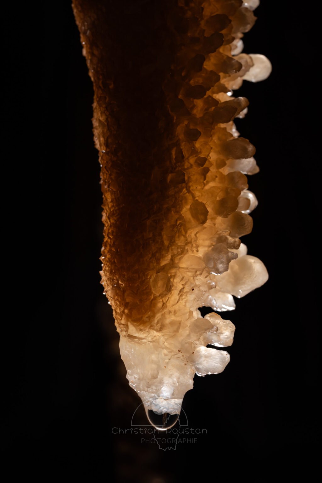 Stalactite recouverte de cristaux. (Spéléothème)