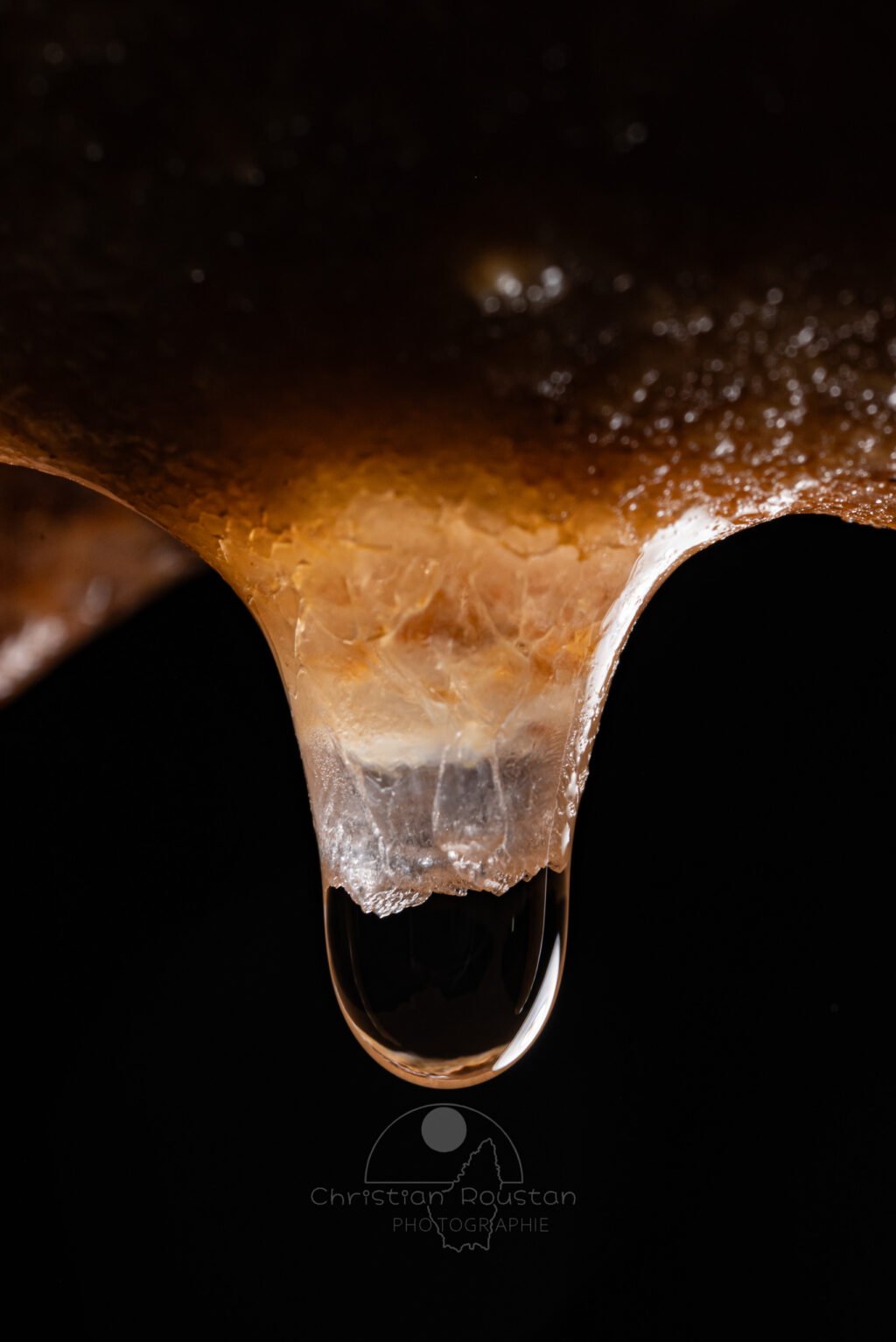 Une goutte d'eau. (Spéléothème)