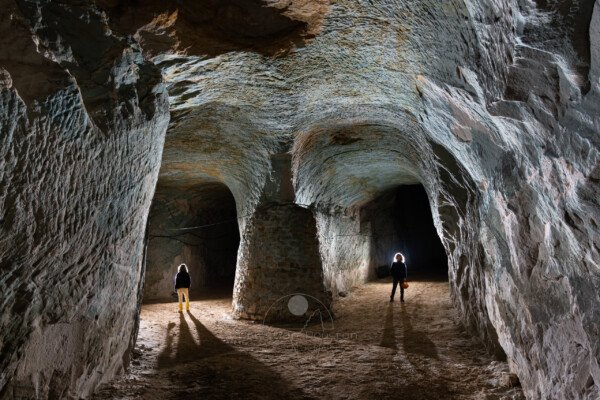 Un virage à 180° dans la galerie. (La hauteur de plafond est impressionnante). (Carrière de Saint-Pancrace, Gard)
