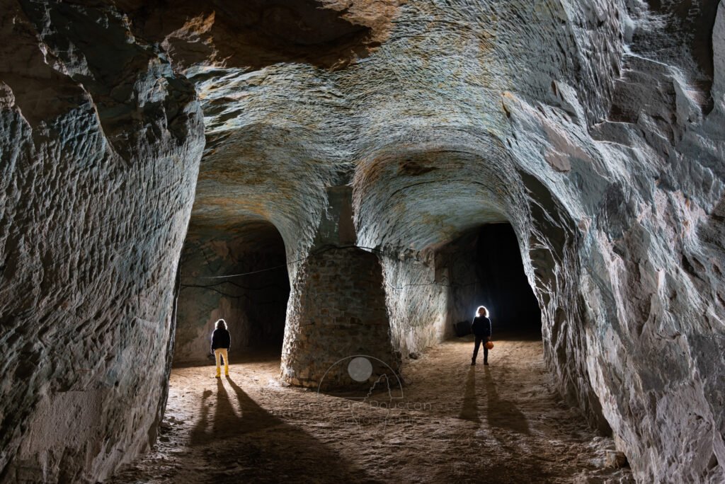 Un virage à 180° dans la galerie. (La hauteur de plafond est impressionnante). (Carrière de Saint-Pancrace, Gard)
