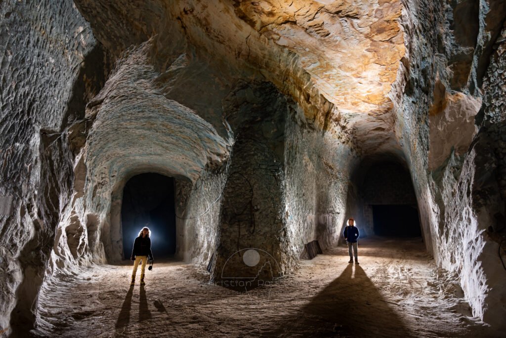 Un virage à 180° dans la galerie. (La hauteur de plafond est impressionnante). (Carrière de Saint-Pancrace, Gard)