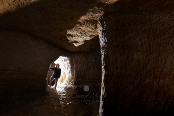 Spéléo dans un petit passage entre deux galeries. (Carrière de Saint-Pancrace, Gard)