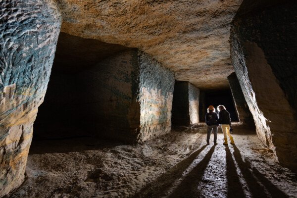 Deux spéléologues discutent dans les galeries de la carrière. (Carrière de Saint-Pancrace, Gard)