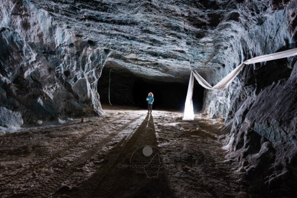 Quelques vestiges du travail des champignonnistes. Tuyaux pour l'arrosage et film plastique. (Carrière de Vallabrègues, Vaucluse)