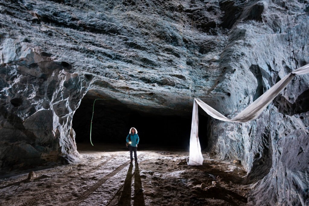Quelques vestiges du travail des champignonnistes. Tuyaux pour l'arrosage et film plastique. (Carrière de Vallabrègues, Vaucluse)