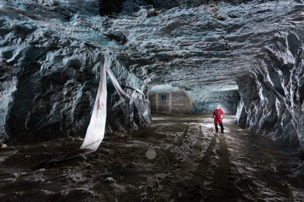 La coloration bleu du sulfate de cuivre utilisé par champignonniste en tant que fongicide. (Carrière de Vallabrègues, Vaucluse)