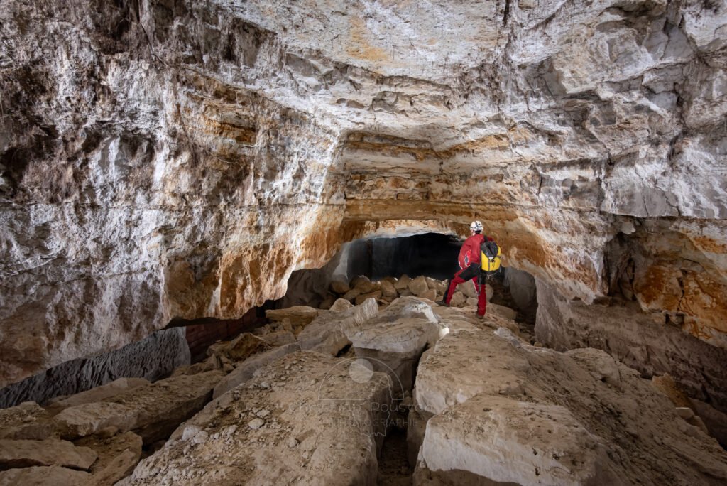 Une grande partie de la galerie s'est effondrée, laissant apparaître la couleur blanche et ocre de la roche. (Carrière de Vallabrègues, Vaucluse)