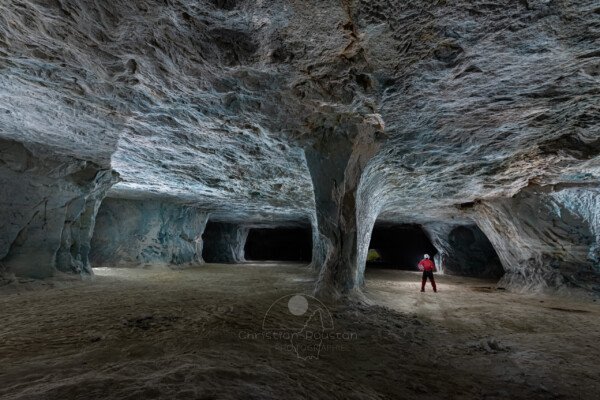 Ensemble de galeries avec un grand pilier au centre (Spéléo sur la droite). (Carrière de Vallabrègues, Vaucluse)