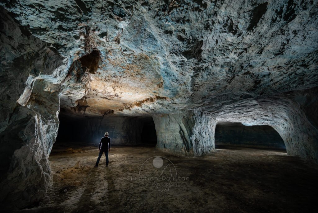 La double galerie colorée par le sulfate de cuivre. (Carrière de Vallabrègues, Vaucluse)