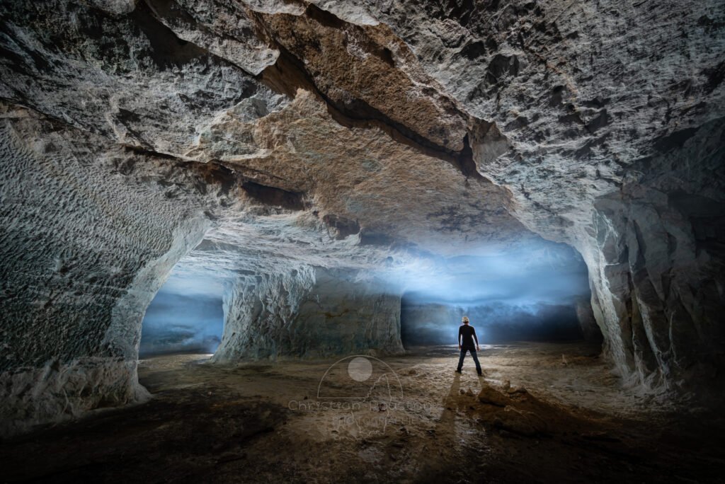 La double galerie se remplit de fumée, il est temps de sortir. (Carrière de Vallabrègues, Vaucluse)