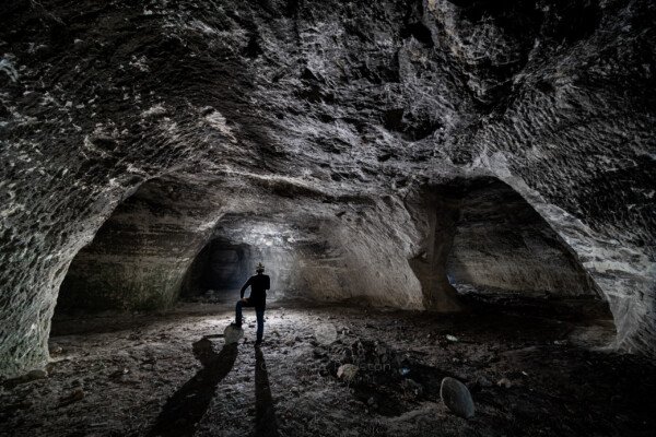 La vue au grand angle donne un aspect de coupole. (Carrière de Vallabrègues, Vaucluse)