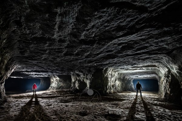 Double galerie avec deux spéléologues. (Carrière de Vallabrègues, Vaucluse)