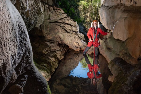 Reflet sur la dernière vasque. (Dragonnière de Banne, Ardèche)