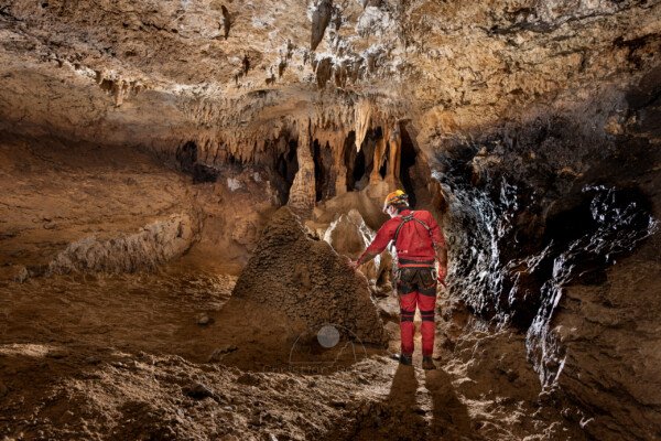 Un spéléo se dirige en direction de l'aven Cordier et de l'évent supérieur. (Évent de Foussoubie, Ardèche)