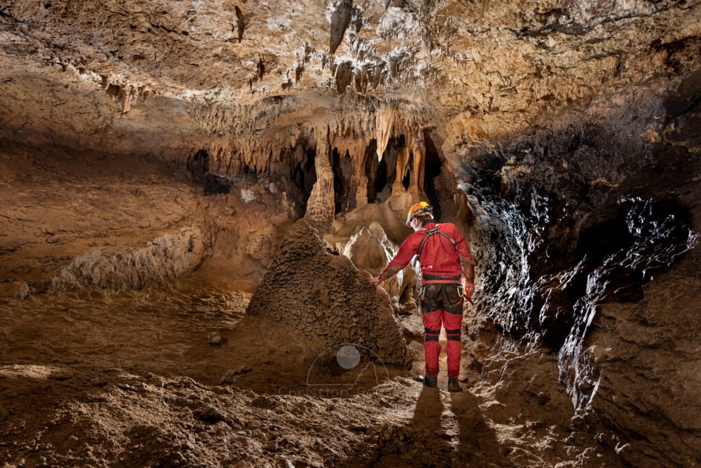 Un spéléo se dirige en direction de l'aven Cordier et de l'évent supérieur. (Évent de Foussoubie, Ardèche)