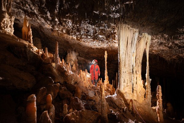 Dans la grotte Flandin la salle se développe à 45°. (Grotte Flandin, Ardèche)