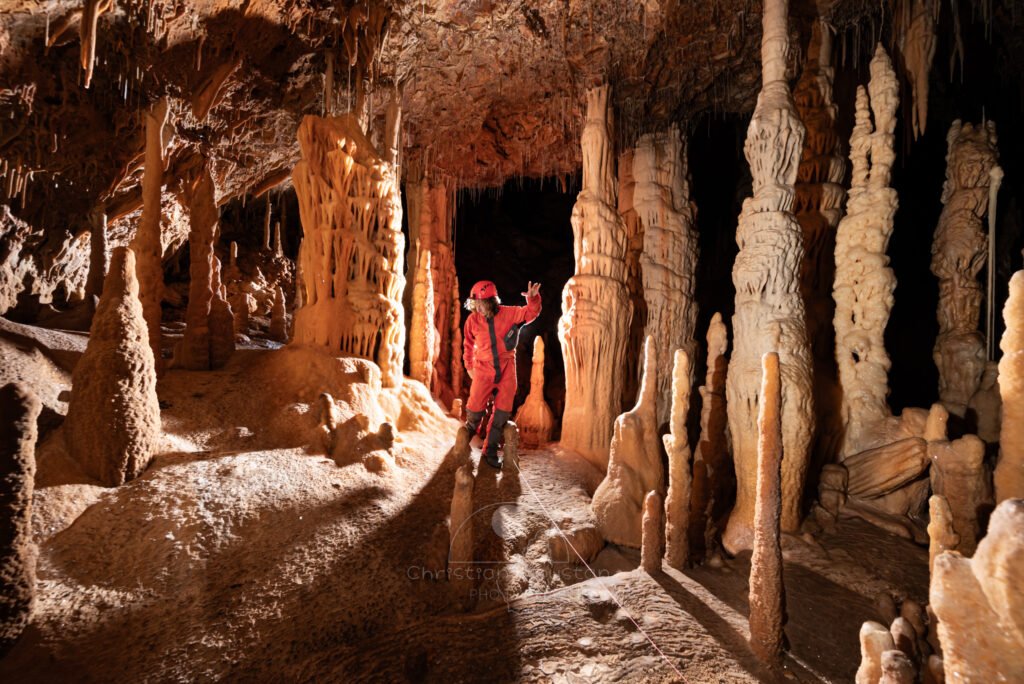 Attention au balisage... Un spéléo fait un écart pour éviter le balisage. (Grotte Flandin, Ardèche)