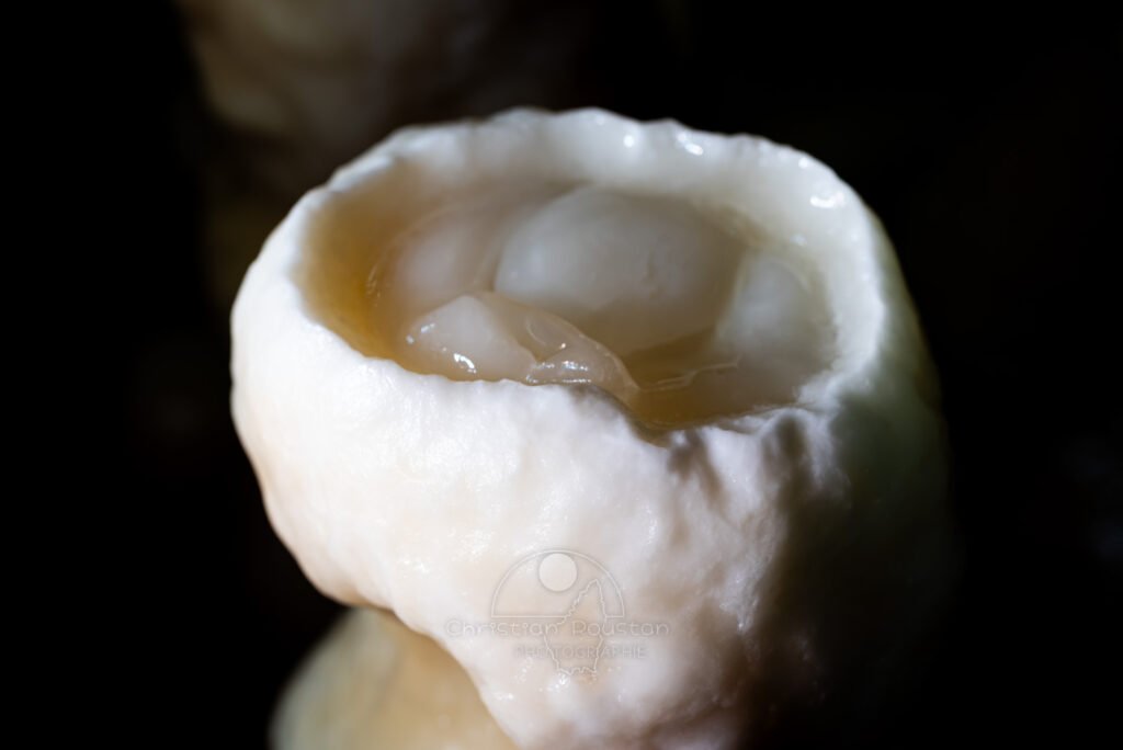 Le haut de la stalagmite. (Grotte Flandin, Ardèche)