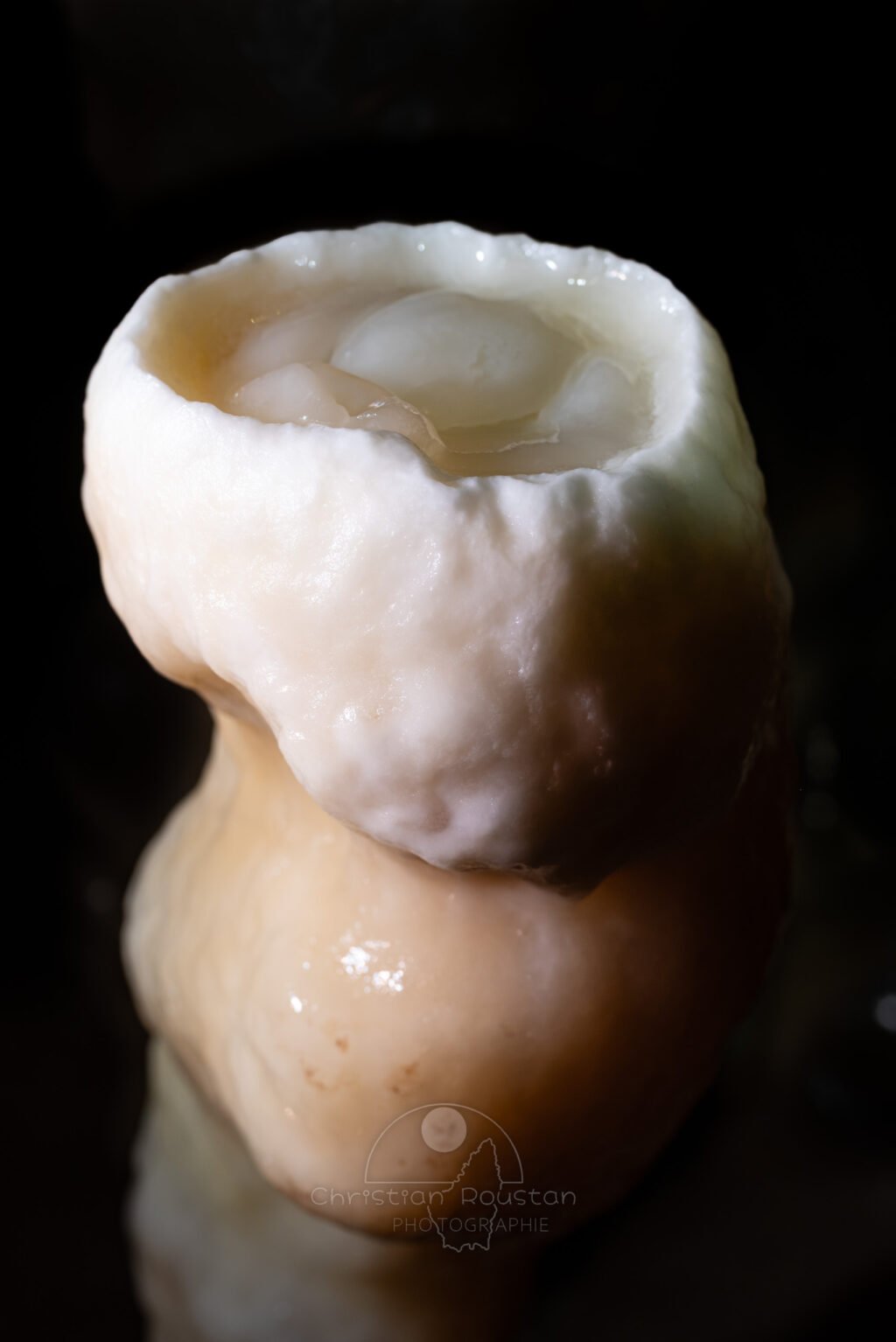 Creusement sur le haut d'une stalagmite. (Grotte Flandin, Ardèche)