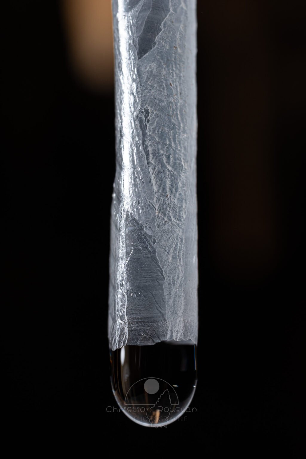 Finesse... d'une fistuleuse dont l’épaisseur est celle d'une feuille de papier. (Grotte Flandin, Ardèche)