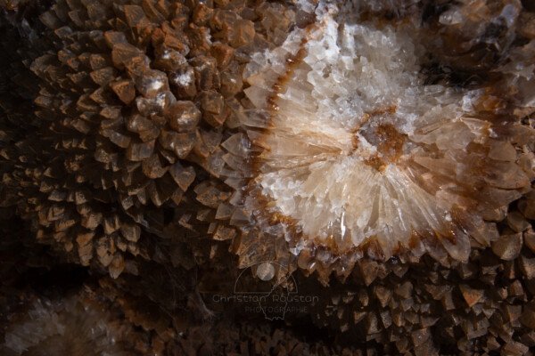 Traces de vandalisme. (Grotte de Champlong, Ardèche)