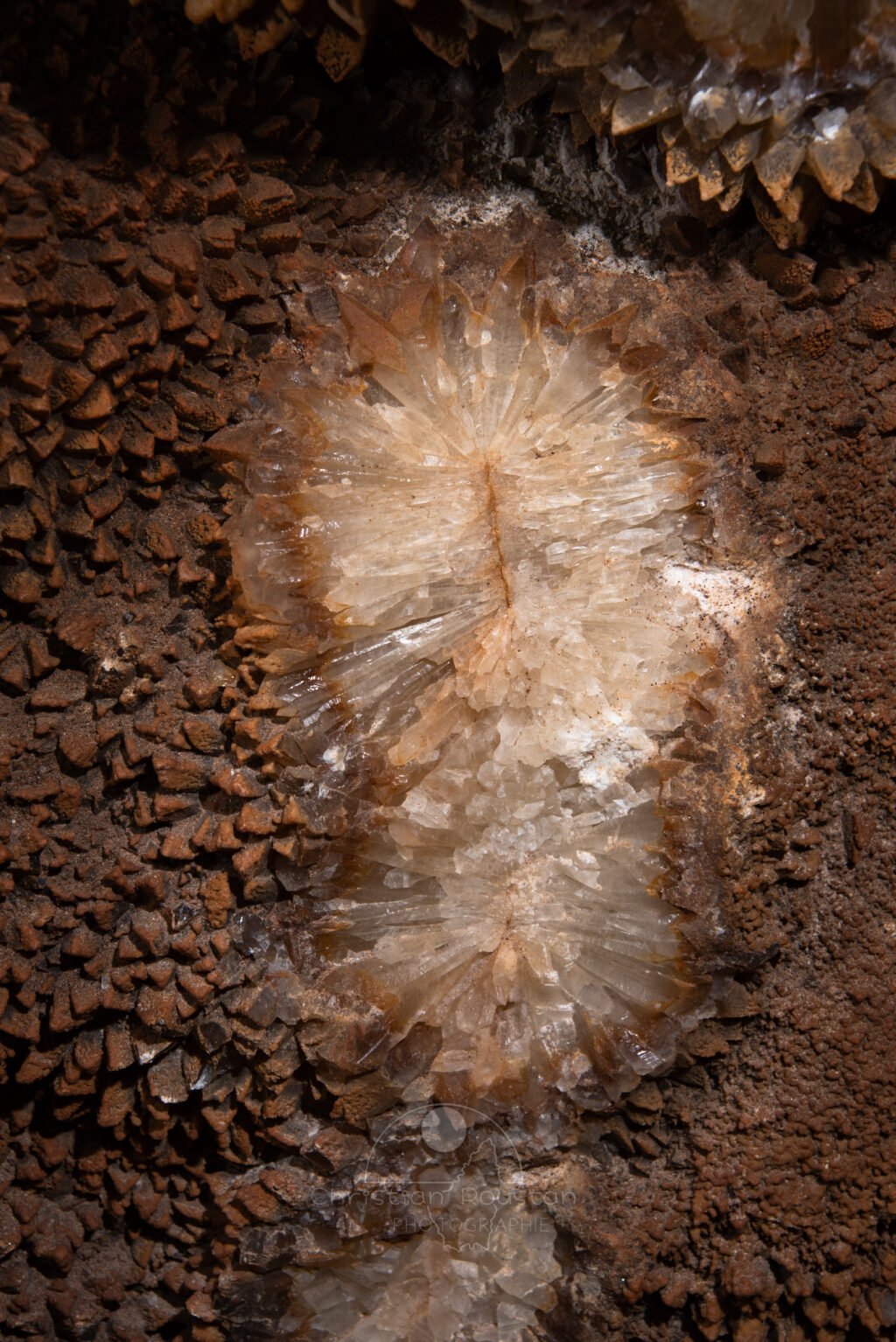 Traces de vandalisme. (Grotte de Champlong, Ardèche)