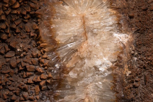 Traces de vandalisme. (Grotte de Champlong, Ardèche)