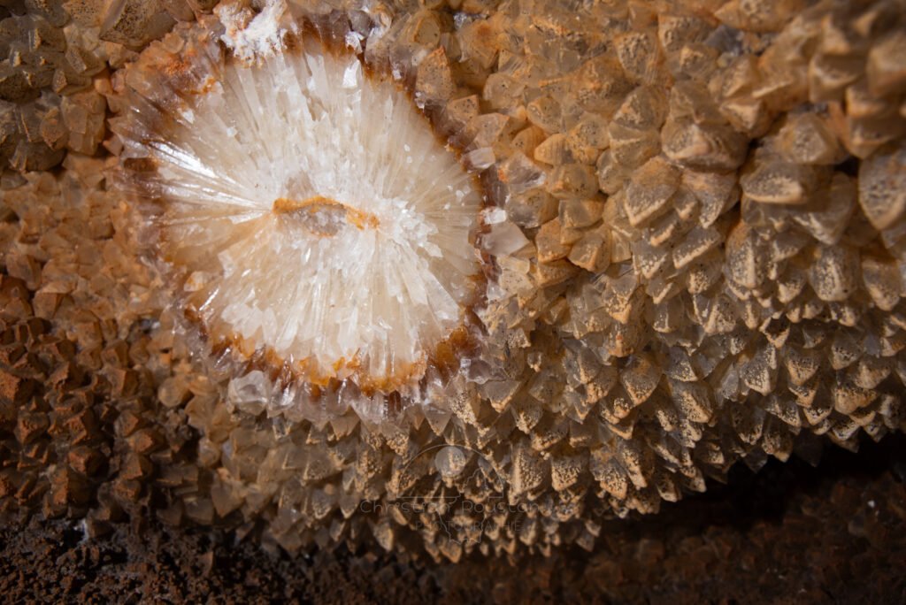 Traces de vandalisme. (Grotte de Champlong, Ardèche)