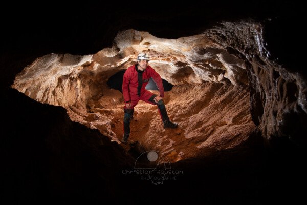 L'intérieur de la géode. Le spéléo et photographe Christian Roustan pose sur la photo. (Grotte de Champlong, Ardèche)