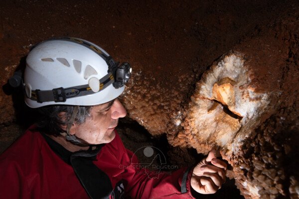 Rien ne sert de casser... (Tout part en miette et se retrouve au sol) (Le spéléo en gros plan dans la grotte de Champlong, Ardèche))