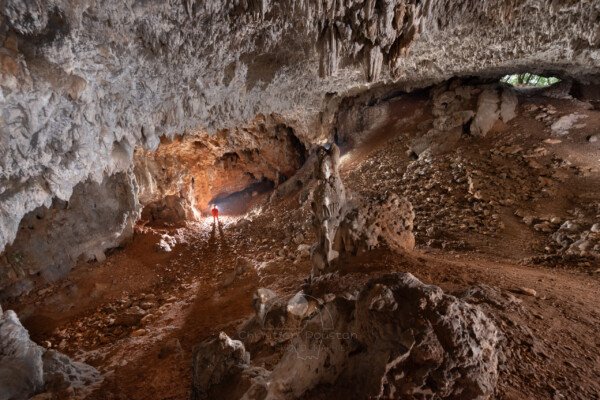L'entrée à droite et le fond à gauche (tout rentre sur une seule photo). (Grotte des Camisards, Gard)