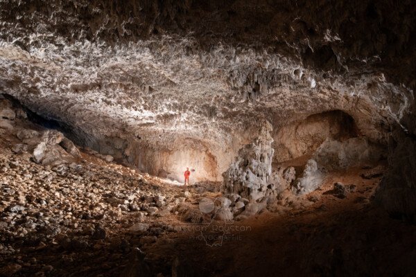 Le pierrier et le massif stalagmitique central (Grande salle de la grotte des Camisards, Gard)