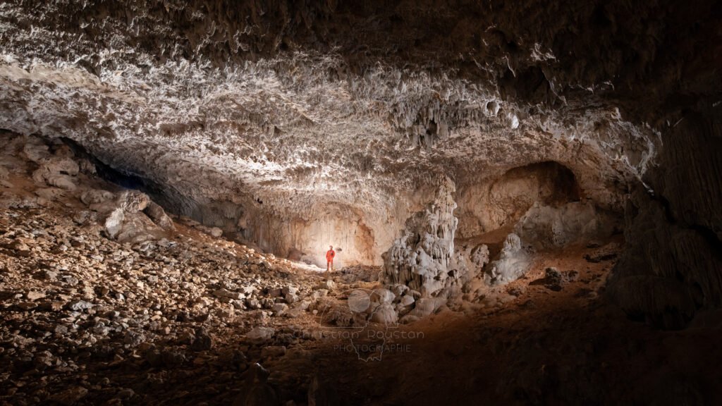 Le pierrier et le massif stalagmitique central (Grande salle de la grotte des Camisards, Gard)